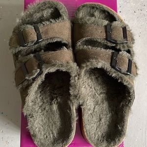 Women’s Faux Fur Slip ons NEW